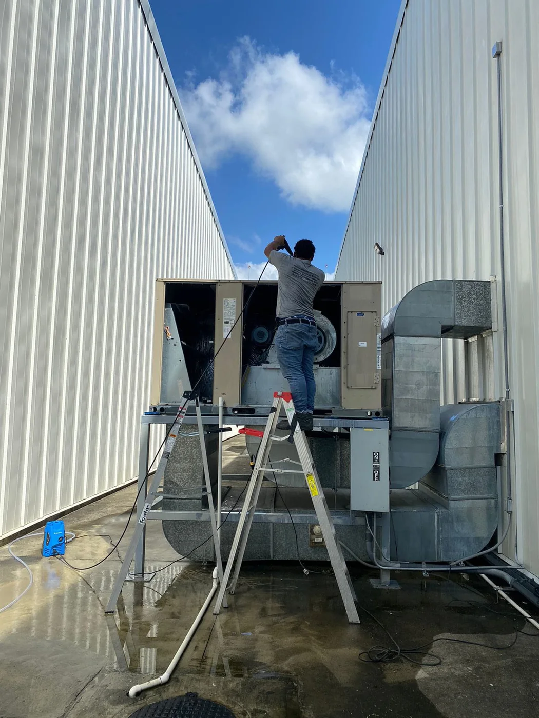 Equipo técnico de ISASA Panamá realizando mantenimiento